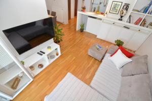 Televízia a/alebo spoločenská miestnosť v ubytovaní Spacious Premium Apt Lipotica with Oldtown view - Have a memorable holiday