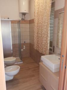 特羅佩阿的住宿－Merlino house，浴室设有2个卫生间和水槽