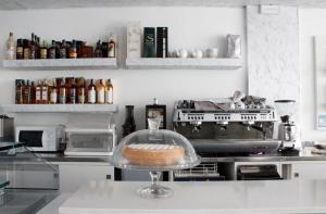 eine Küche mit einem Kuchen in einer Glasscheibe auf einer Theke in der Unterkunft Hotel Royal - Beauty & Spa in Porto Cesareo