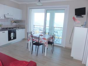 eine Küche und ein Esszimmer mit Tisch und Stühlen in der Unterkunft Appartamento Belvedere 4 in Stresa