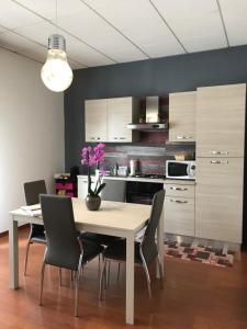 A kitchen or kitchenette at Da Lenny: a due passi dal centro storico