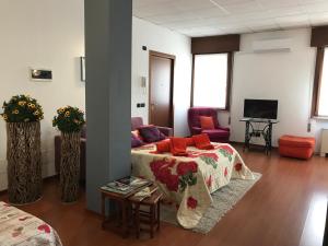 a living room with a bed and a tv at Da Lenny: a due passi dal centro storico in Treviso