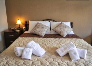 A bed or beds in a room at Arianna Studios 7
