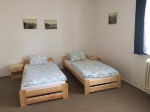 a room with two beds in a room at Turistická ubytovňa SHB ,Štrbské Pleso - Vysoké Tatry in Vysoke Tatry - Strbske Pleso