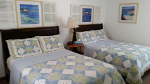 A bed or beds in a room at Bay Port Lodging
