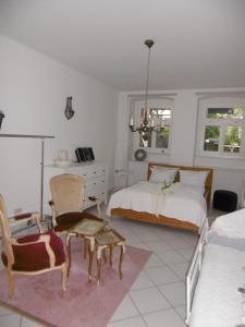 a bedroom with a bed and a desk and a chair at Apartment Hermine in Görlitz