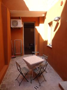 波隆那的住宿－A Casa di Filo，一个带桌椅的庭院