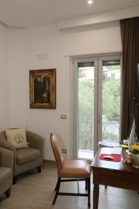 salon z biurkiem, krzesłem i stołem w obiekcie Relais Ohana - De Vivo Realty w mieście Arola