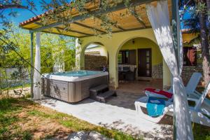 Vonkajšia záhrada v ubytovaní Lee house, WI-FI,FREE PARKING, HOT TUBE