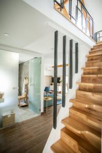 uma escada numa casa com uma sala de estar em Villa Lucia em Trogir