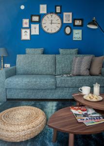 Sala de estar azul con sofá y mesa en Villa Lucia, en Trogir