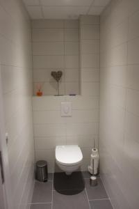 bagno con servizi igienici bianchi in camera di La Croix Du Loup a Hazelbourg