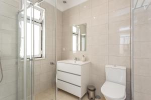 リスボンにあるWorld Travelersのトイレと洗面台を備えた白いバスルーム +40枚の写真