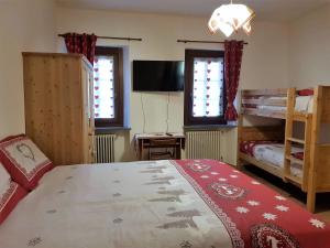 Ένα ή περισσότερα κρεβάτια σε δωμάτιο στο REY Apartment