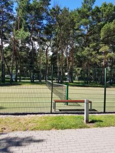 Tenis alebo squash v ubytovaní JPapartments Nadmorski Dwór alebo jeho okolí