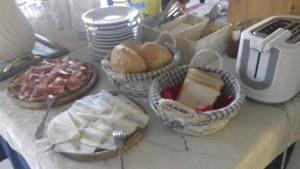 een toonbank met drie mandjes kaas en brood bij B&B Nido Delle Aquile in Monclassico +27 foto's