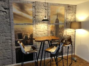 a dining room with a wall mural of a city at Wondervolles zuhause auf Zeit in Moers