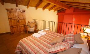 El Bulín de Piñuecar في Piñuécar: غرفة نوم عليها سرير وفوط