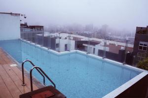 una piscina en la azotea de un edificio en MIRAFLORES LUXURY PLACE POOL GYM 2BD, en Lima