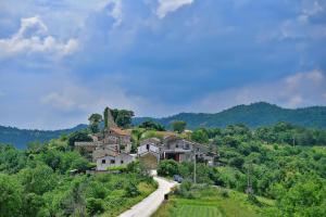 PazにあるHoliday Home Loriの坂道家