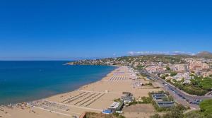 eine Luftansicht auf einen Strand und das Meer in der Unterkunft In Vacanza a Gaeta - B&B L'Elica in Gaeta