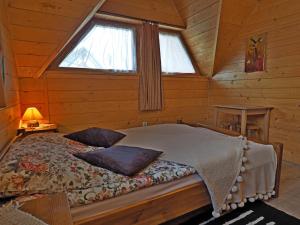 una camera con un letto in una baita di tronchi di Willa u Kubusia a Zakopane