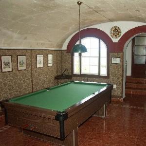 une salle de billard avec un billard vert dans l'établissement Hotel del Almirante, à Es Castell