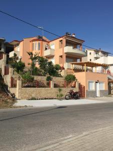 a motorcycle parked in front of a house at Manti in Skala Marion