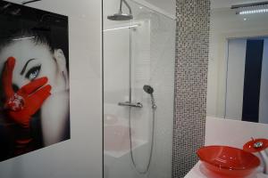 ヤストシェンビャ・グラにあるApartamenty Aiszaのバスルーム(女性の絵画を描いたシャワー付)