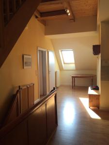 una habitación vacía con una escalera y una mesa en Zur Windrose Ferienwohnung an der Windmühle Labbus, en Sulingen