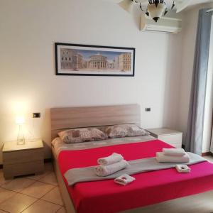 1 dormitorio con 1 cama grande y toallas. en ACERO ROSSO B&B in Franciacorta, en Erbusco