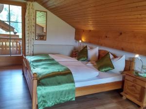 Postel nebo postele na pokoji v ubytování Ferienwohnungen Pension Sonnblick