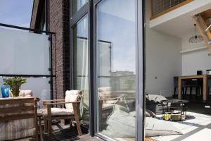 Pokój z przesuwnymi szklanymi drzwiami i patio w obiekcie Apartamenty Port Ustka w Ustce
