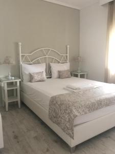 A bed or beds in a room at Villa Kiza Apartments