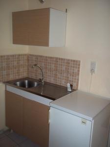 Kuchyň nebo kuchyňský kout v ubytování En Leuko Apartments