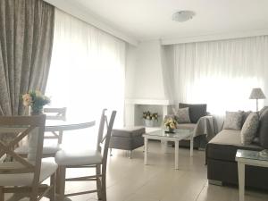 A seating area at Villa Kiza Apartments
