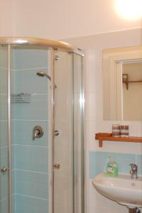 W łazience znajduje się prysznic i umywalka. w obiekcie Ubytování Na Vinici w mieście Valtice
