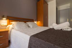A bed or beds in a room at Hostal Arribes del Duero