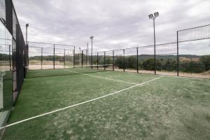 Tenis a/nebo squash v ubytování Camping Gironella nebo okolí