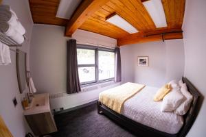 Tempat tidur dalam kamar di Seward Adventure Lodge