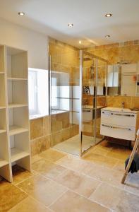 La grande salle de bains est pourvue d'une douche et d'un lavabo. dans l'établissement Au mazet de Carmélina, à Paradou