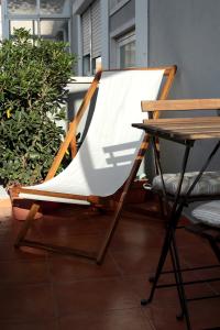 リスボンにあるAlameda Lisbon Lightの木製椅子、テーブルの横のパティオ