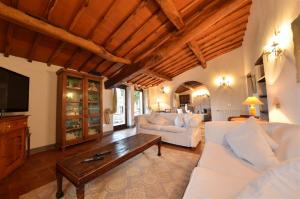 a living room with a white couch and a table at Celle di lecchi nel Chianti in San Sano