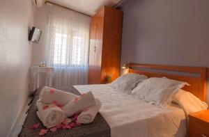 A bed or beds in a room at Hostal Arribes del Duero