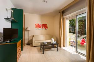 Sjónvarps- og/eða afþreyingartæki á Astoria Suite Hotel