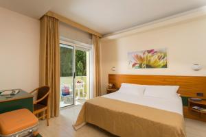 Rúm í herbergi á Astoria Suite Hotel