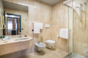 Baðherbergi á Astoria Suite Hotel