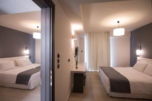 Cama ou camas em um quarto em Infinity Hotel Gytheio