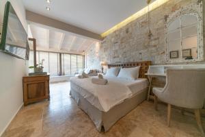 Posteľ alebo postele v izbe v ubytovaní Agorastos Suites