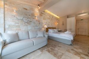 Un pat sau paturi într-o cameră la Agorastos Suites